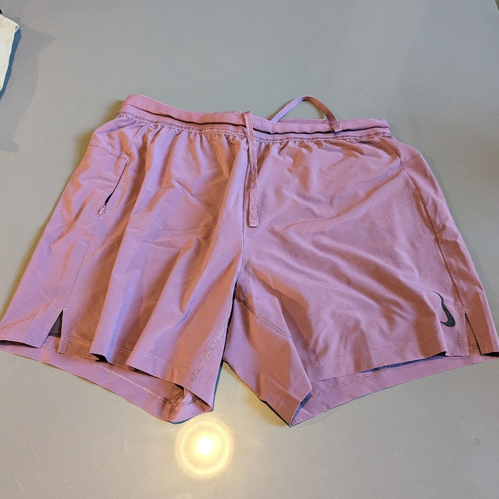 Nike Yoga Shorts w/ Zipper Pocket - XL